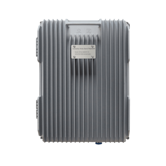 COBERTURA DE HASTA 5 km / Amplificador de Señal Celular / Banda 2, 1900 MHz. / 20 Watts de Potencia / Banda Ancha Multioperador / Protección Autoexcitación / Pantalla Interior para Monitoreo / Gabinete IP65.